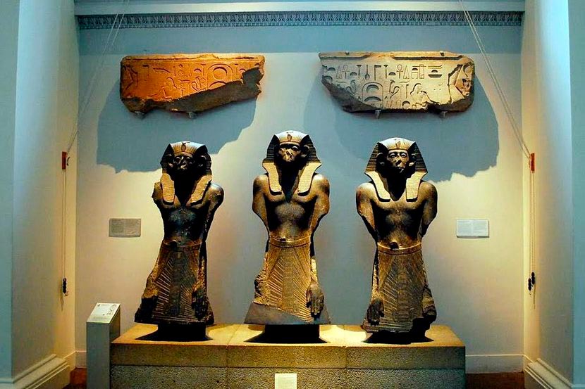 Три статуи фараона Сенусерта III из чёрного гранита