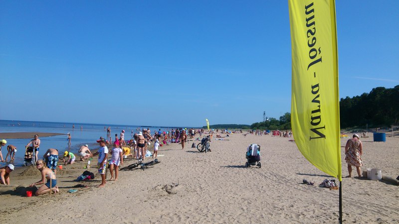 На Усть-Наровском пляже всегда много народу.