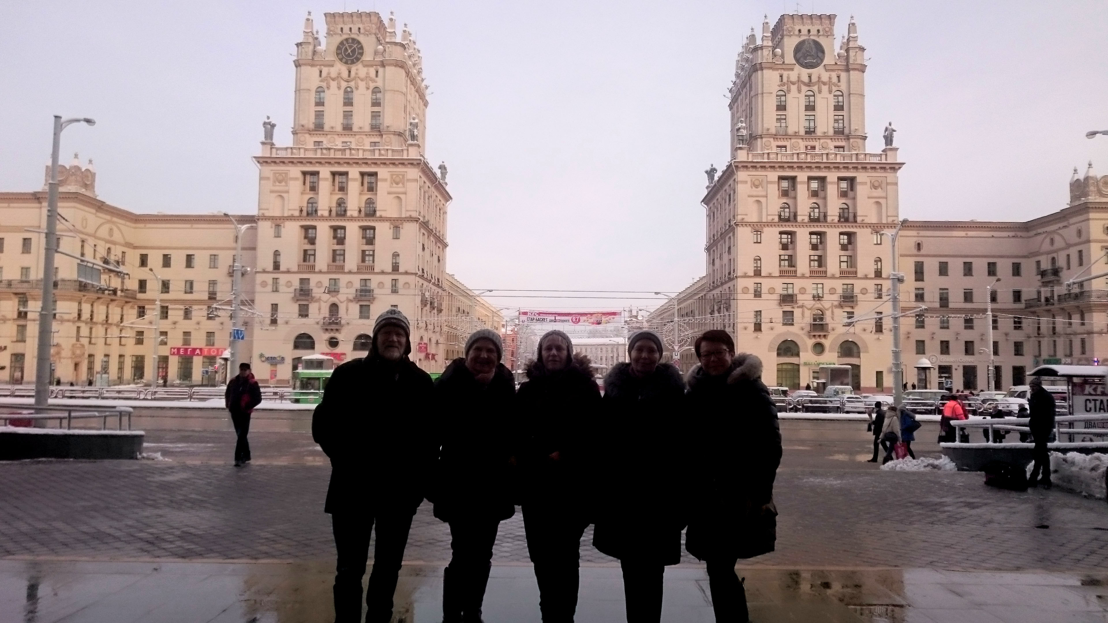 На фоне визитной карточки города - Ворота Минска