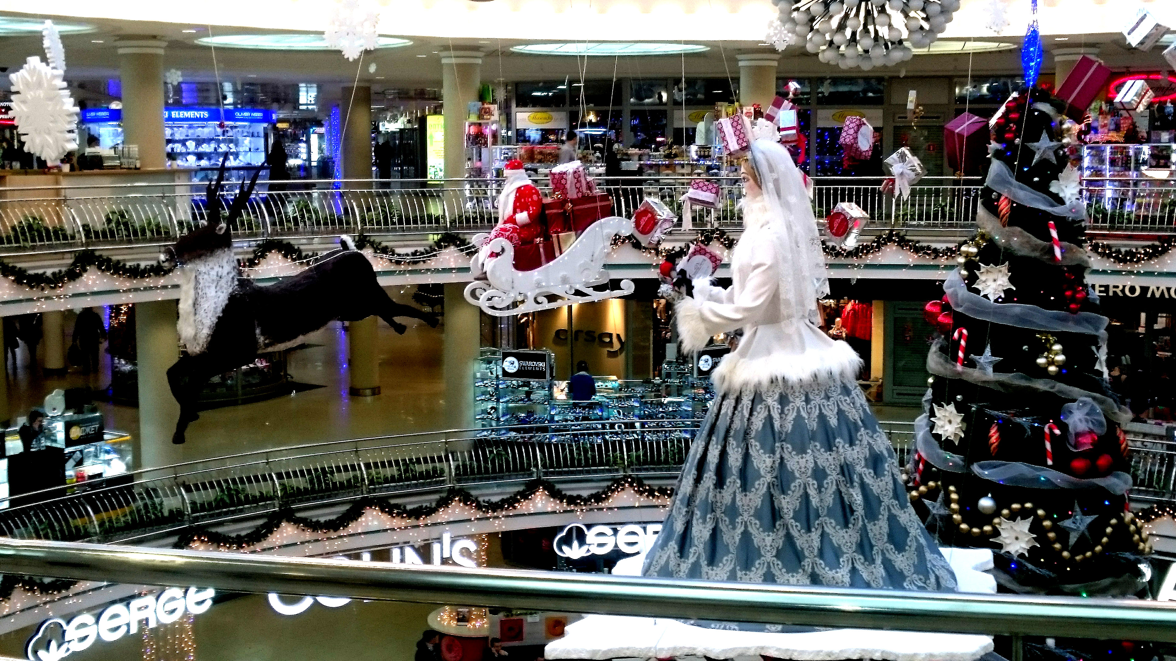 Дед Мороз и Снегурочка в Подземном торговом центре 