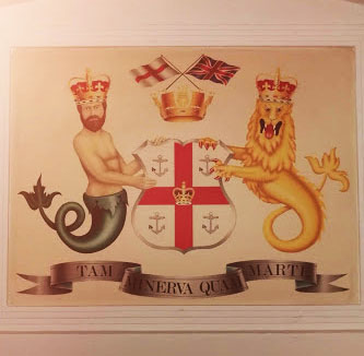 По стенах гербы знатных морских адмиралов