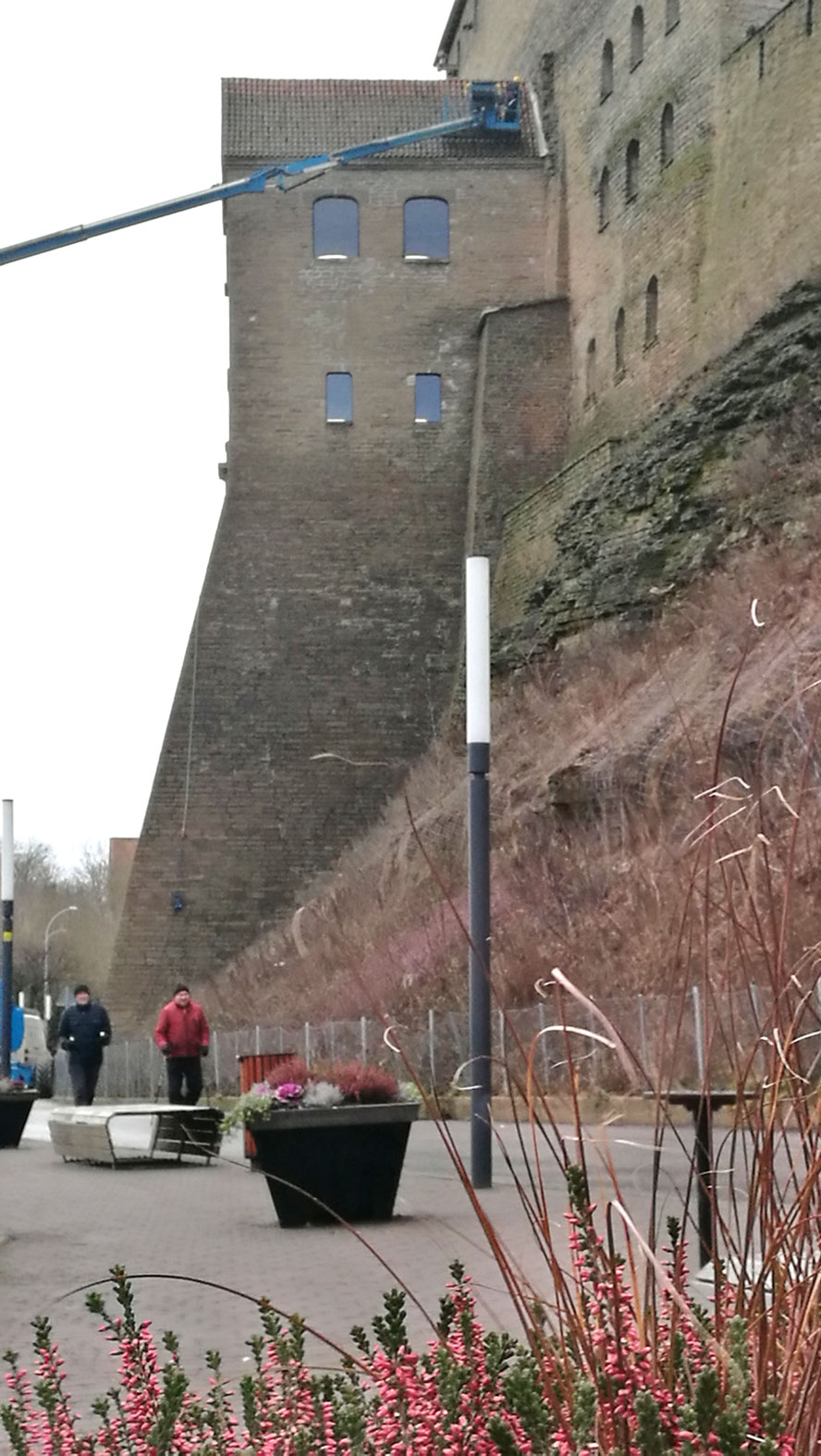 Ремонтируют крышу подпорной стенки замка Германа