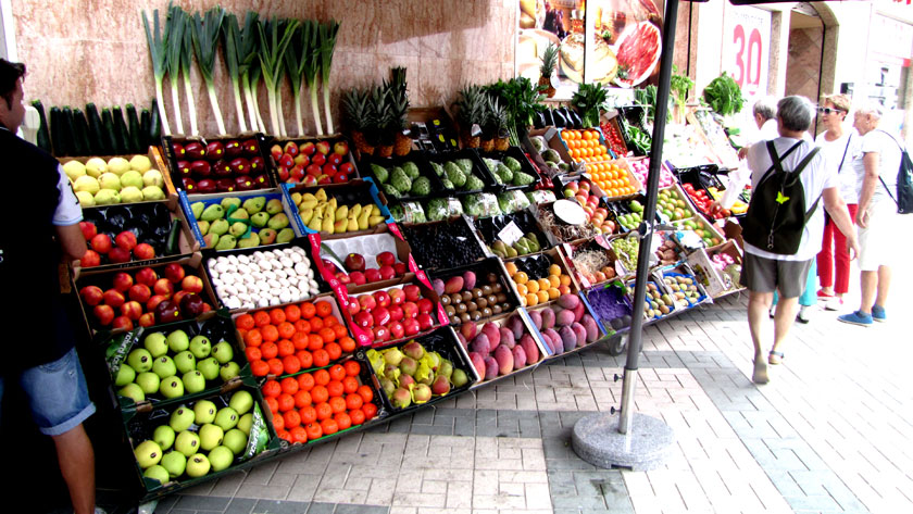 Обилие фруктов и овощей