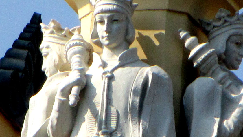 Рыцари на шпиле здания Мэрии