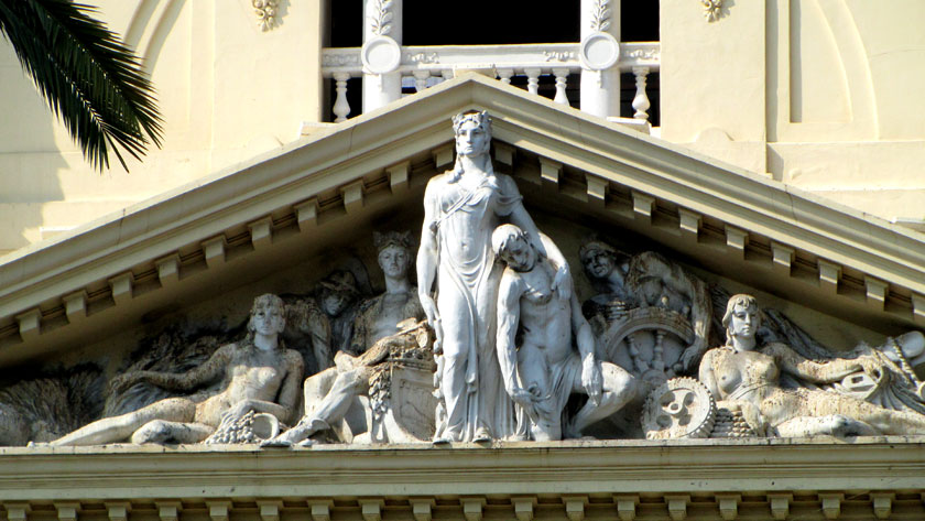 Алегория Милосердия на фронтоне здания Мэрии
