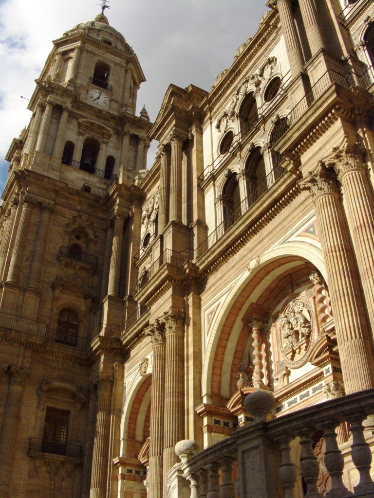  кафедральный собор Малаги возведён в стиле ренессанс в 1528 году и получил прозвище Ла-Манкита («Однорукая дама») потому, что его вторая башня так и не была построена из-за отсутствия средств