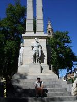 Севилья. У подножия монумента Триумфа, в знак спасения людей при землятресении  1755 года