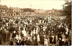 Перед шествием на певческий праздник в Ивангородской крепости 22 июня 1924