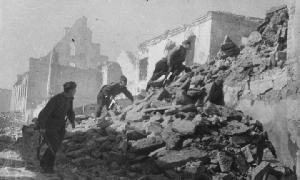 На развалинах Нарвы 1944 г.