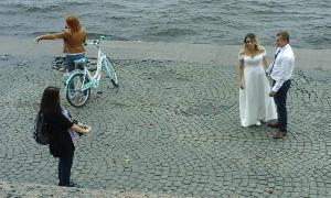 Велосипедист командует как лучше словить венок невесты.