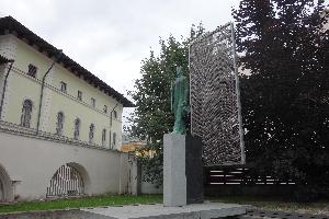 Памятник вечному студенту