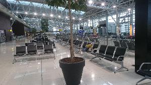 В залах аэропорта Братиславы никого нет.