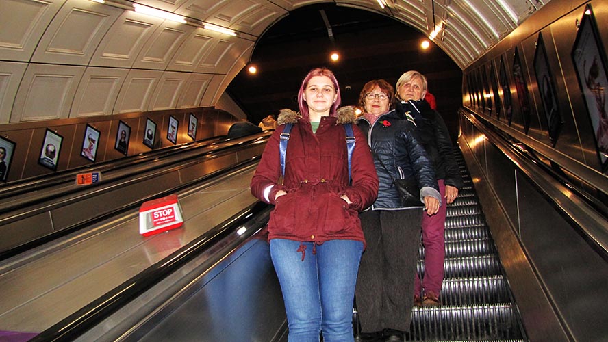 В метро на эскалаторе спускаемся под землю.