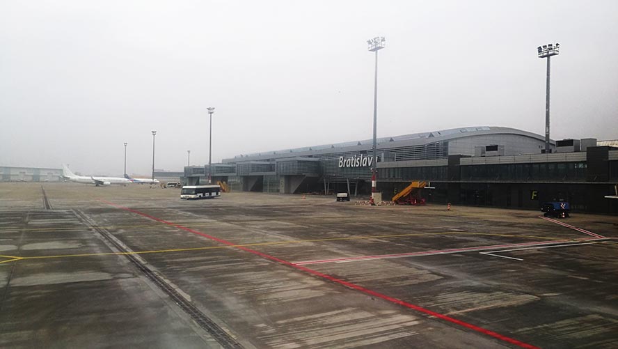 Аэропорт Братиславы в тумане