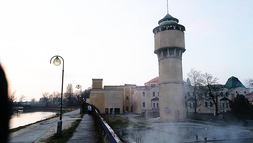 Центральная башня для горячей минеральной воды с глубины 1,5 км.