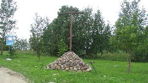 Крест на территории Свято-Троицкой церкви