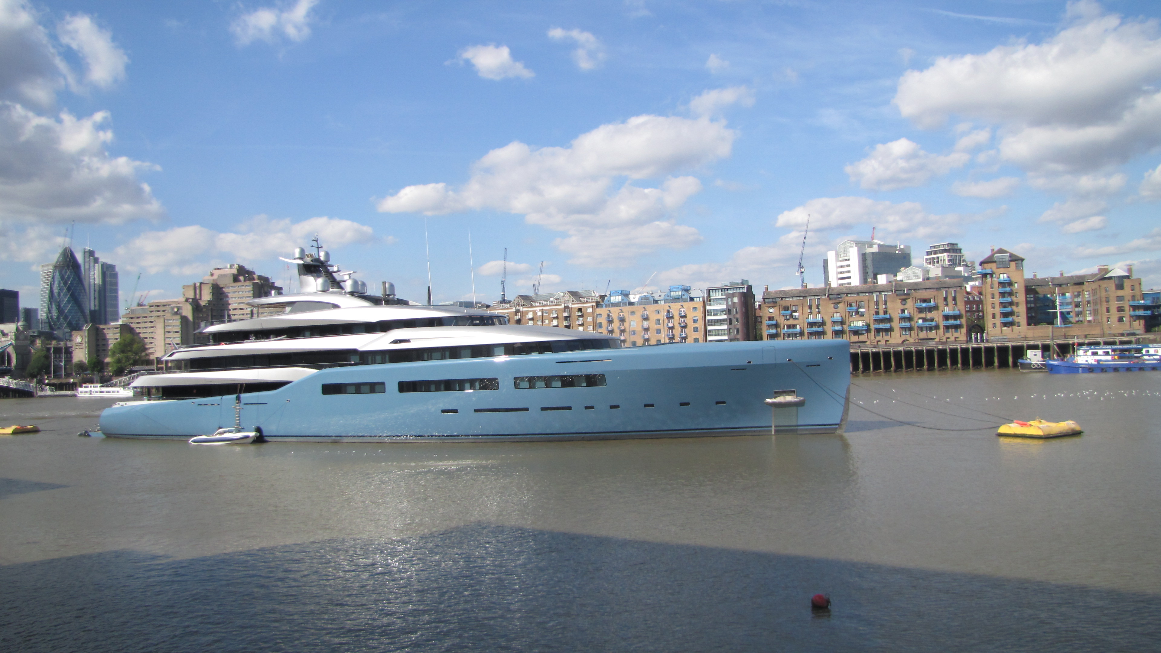 А вот и Aviva Yacht рабочее место за 150 млн долларов Джо Льюиса, владельца лондонской футбольной команды «Тоттенхэм Хотспурс» 